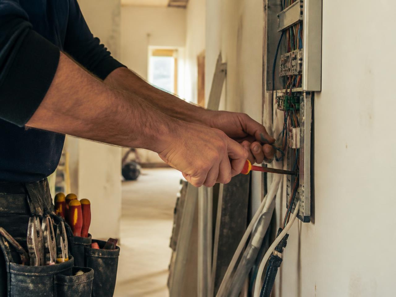 Technicien Wade & Fils réalisant une installation électrique en rénovation